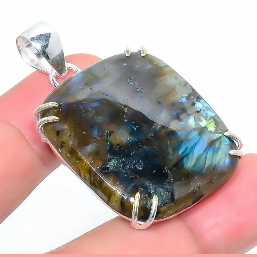 FINAL PRICE DROP! Flashy Labradorite Pendant